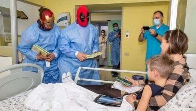 Il piccolo Manuele sta per morire: “Venite tutti vestiti da supereroi sotto l’ospedale, è il suo ultimo desiderio”.