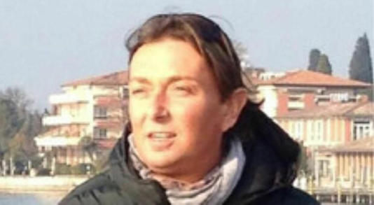 Maestro di tennis trovato morto in casa, Stefano Favaro aveva 45 anni. 